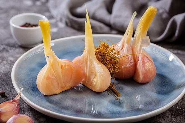 Armenischer (königlicher) eingelegter Knoblauch