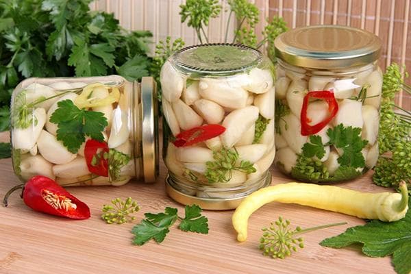 Eingelegter Knoblauch mit Pfeffer für den Winter