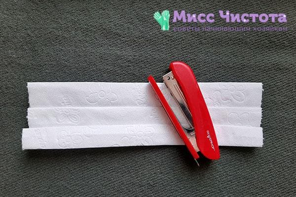 Zu einer Ziehharmonika gefaltetes Toilettenpapier für die Maske