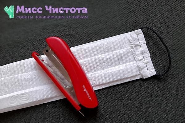 Befestigung des Gummibandes an der Maske aus Toilettenpapier