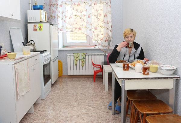 Mikrowelle auf dem Kühlschrank
