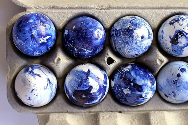 Ostereier mit blauen Schlieren