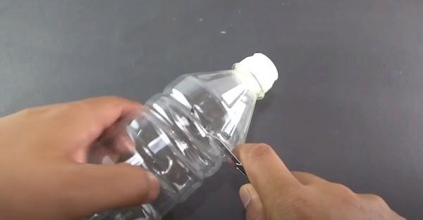 Den sich verjüngenden oberen Teil der Flasche abschneiden