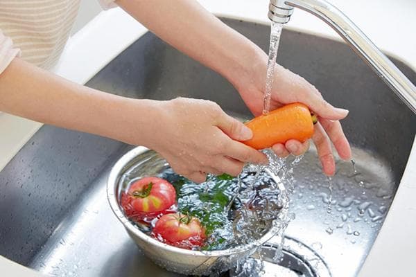 Möhren unter dem Wasserhahn waschen