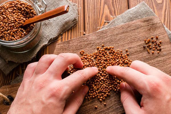 Vorbereitung des Buchweizens zum Kochen