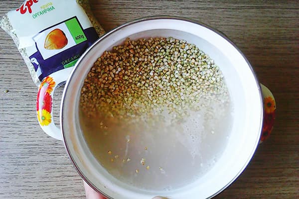 Waschen von grünem Buchweizen