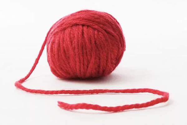 Roter Wollknäuel
