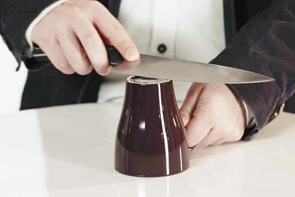 Messerschärfen mit einer Keramiktasse