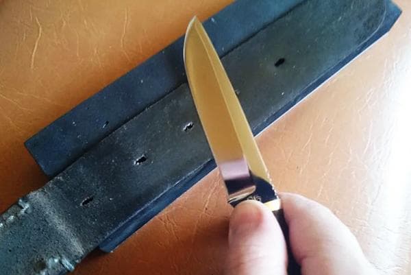 Abziehen eines Messers mit einem Lederriemen