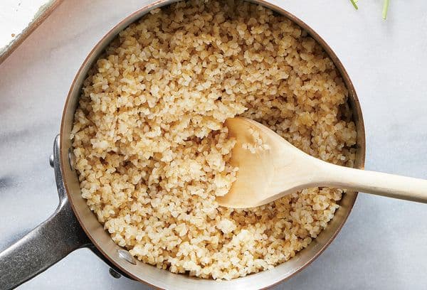 Muss man Bulgur vor dem Kochen waschen: wie man das Getreide zubereitet