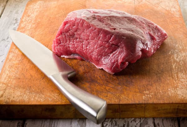 Fleisch auf dem Schneidebrett