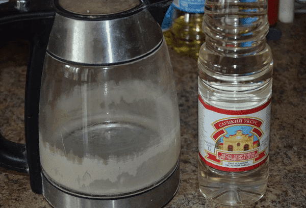 Wasserkocher mit Kalkablagerungen