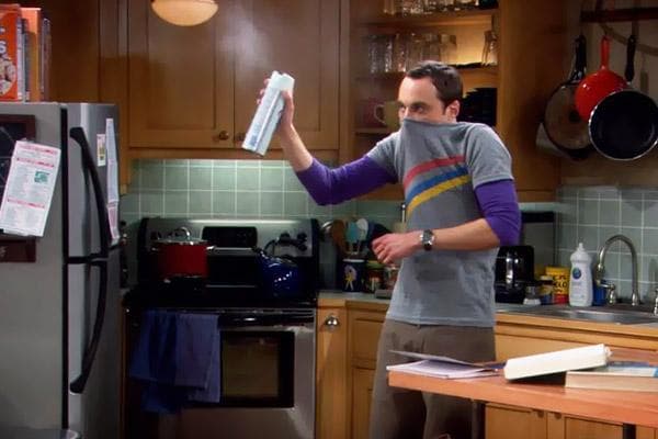 Sheldon Cooper sprüht ein Desinfektionsspray