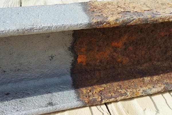 Rostentfernung von einem Metallträger – vorher und nachher