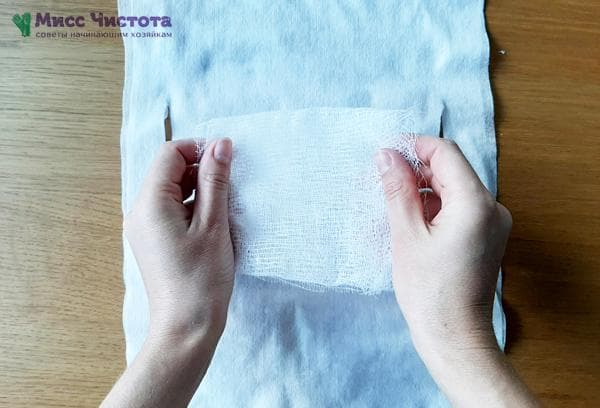 insérez-y une fine couche de gaze ou de bande pliée en 2 à 4 fois