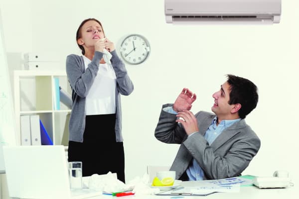 Schnupfen bei einer Mitarbeiterin im Büro