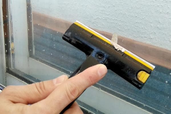 Entfernung von Zementspuren von der Fensterscheibe