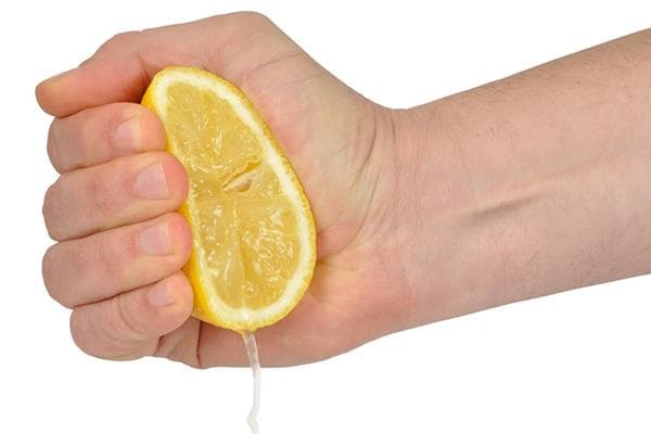 Saft aus einer halben Zitrone auspressen