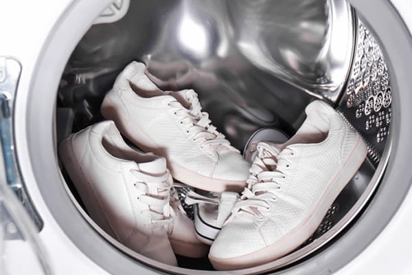 Weiße Sneaker in der Waschmaschine