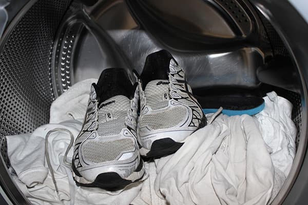 Sneaker in der Waschmaschinentrommel