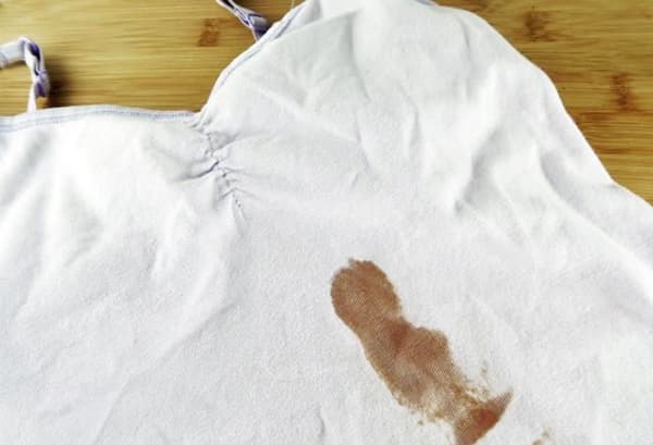Fleck von Sojasoße auf einem weißen T-Shirt