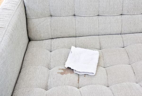 Fleck von Sojasoße auf dem Sofa