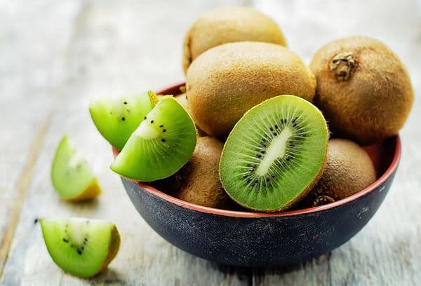 Schüssel mit Kiwis