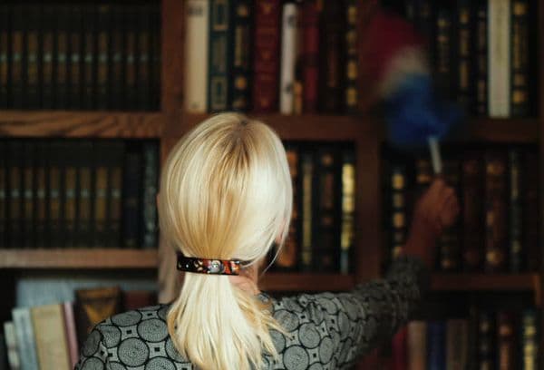 Trockenreinigung von Büchern von Staub
