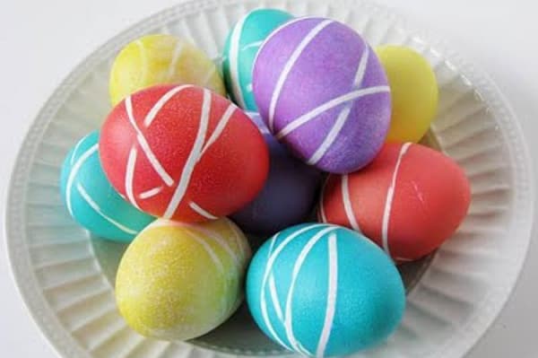 Mit Gummibändern gefärbte Eier