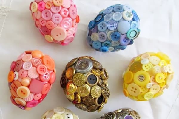 Eier, verziert mit Knöpfen