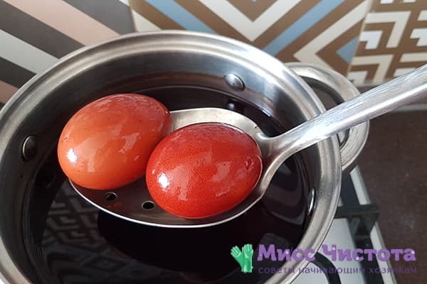 Eier nach dem Kochen im Zwiebelsud