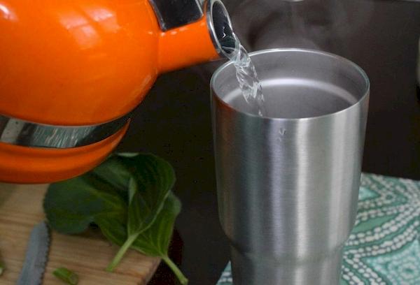 Vorbereitung von abgekochtem Wasser zum Gießen