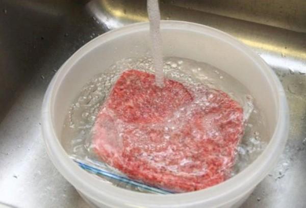 Auftauen von Fleisch in Wasser