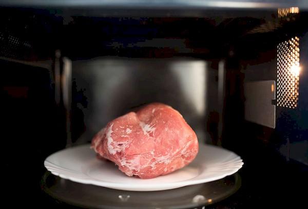 Auftauen von gefrorenem Fleisch in der Mikrowelle