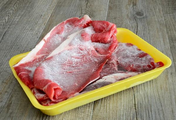 Auftauen von gefrorenem Fleisch