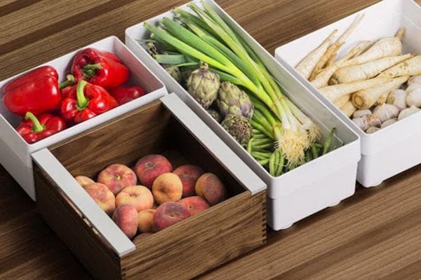 Behälter mit Gemüse und Obst