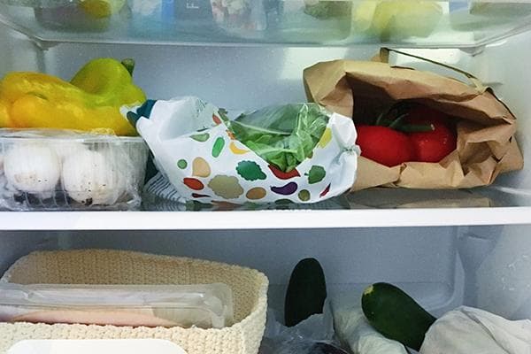 Gemüse in Papierverpackung im Kühlschrank