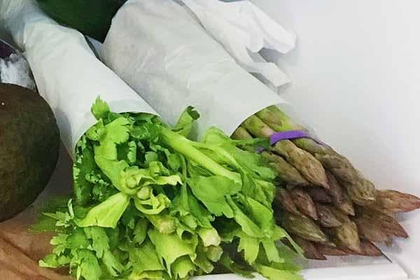Lagerung von Spargel und Kräutern