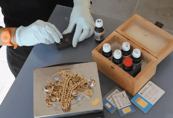 Goldprüfung im Pfandhaus