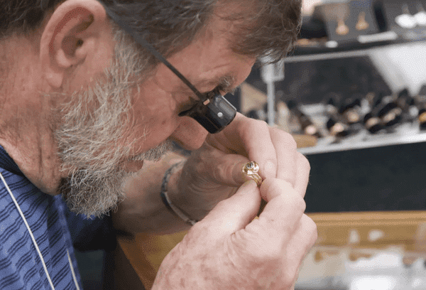 Juwelier bei der Arbeit