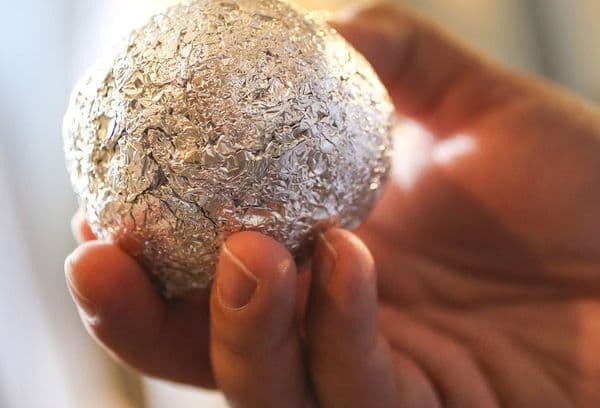 Alufolienball in der Hand