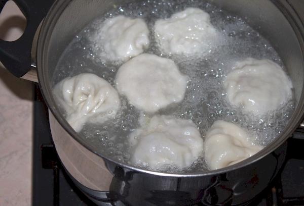 Chinkali im Topf auf dem Herd