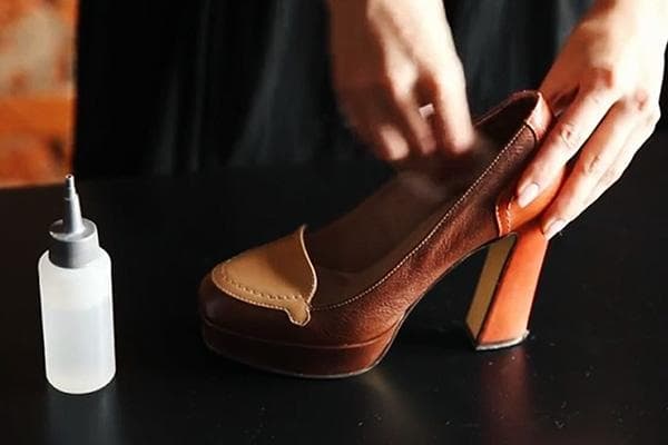 Behandlung von Lederschuhen gegen Quietschen