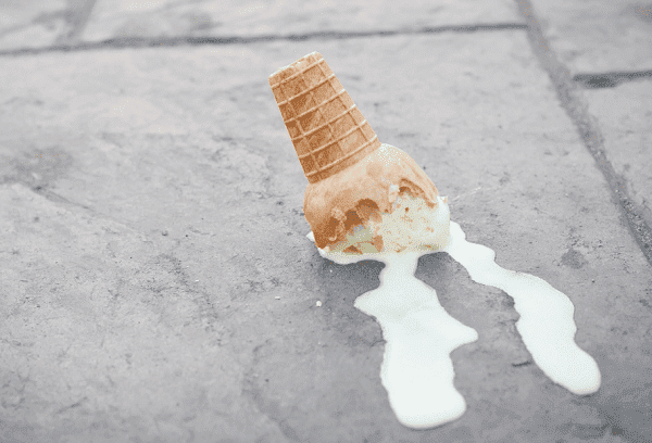 Geschmolzenes Eis auf dem Gehweg