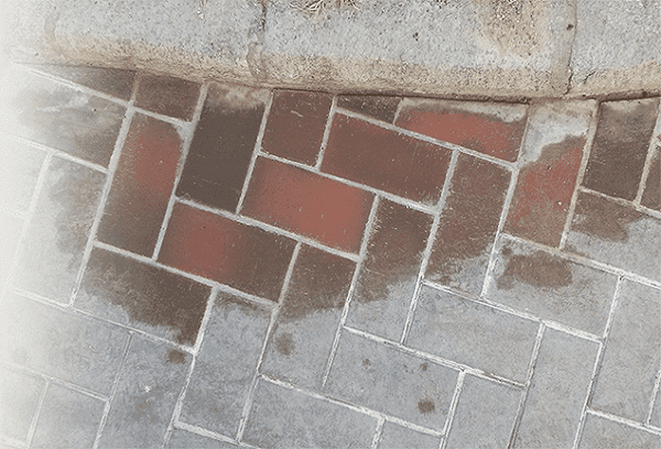 Zementmörtel auf dem Gehweg