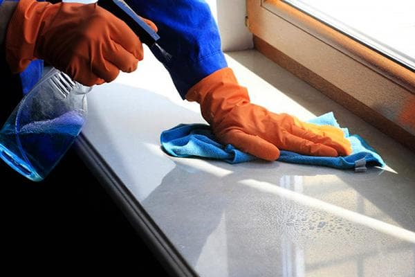 Reinigung mit Desinfektionsmittel