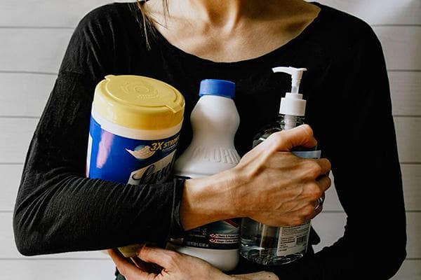 Eine Frau mit Desinfektionsmitteln in den Händen