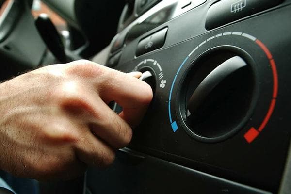 Trocknung des Fahrzeuginnenraums mit der Klimaanlage