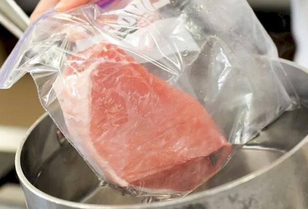 Auftauen von Fleisch in Wasser