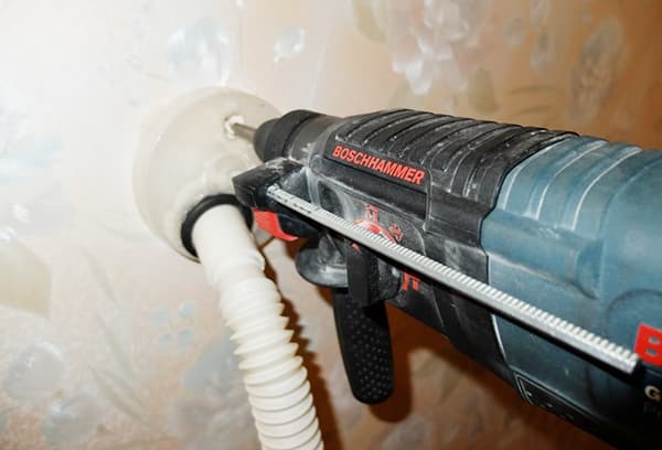 Selbst gebauter Staubsaugeraufsatz für die Arbeit mit dem Bohrhammer